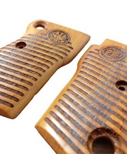 Juego de empuñaduras de nogal Beretta Mod 1951 hechas a mano. línea