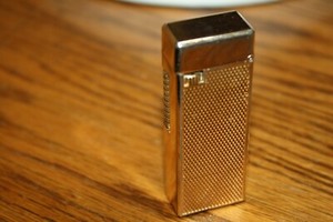 Vintage-PANTHER-GUY-Slim-Goldtone-Butane-cigarette-lighter-nice-stylish-lighter