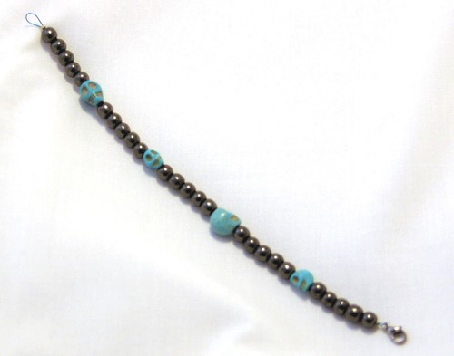 Clasp bracelet, light blue howlite turquoise skulls & hematite beads on wire - Picture 7 of 7