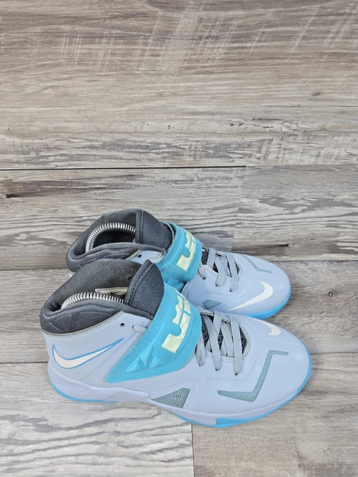 Nike Lebron Zoom Soldier 7 VII Zapatos Juveniles Talla 5.5Y Azul Armería 599818-402 Foto 2 de 4