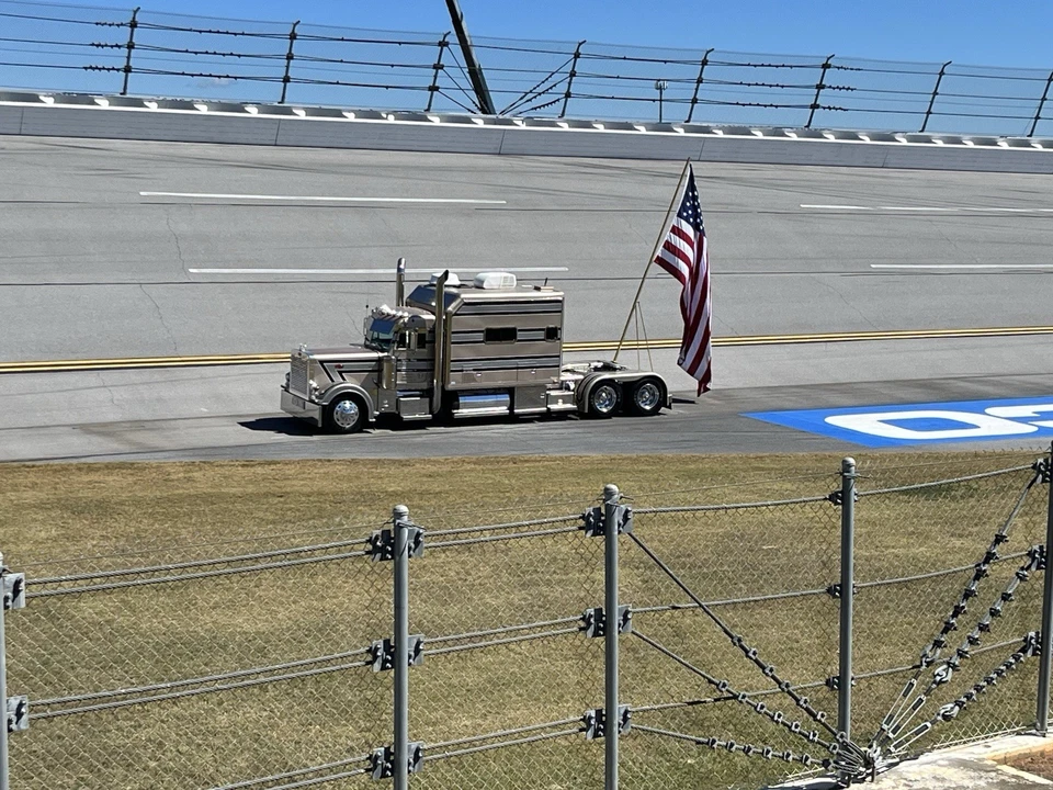 Casa rodante Talladega Trackside Camping Spot y boletos de admisión general - otoño de 2025 Foto 3 de 4