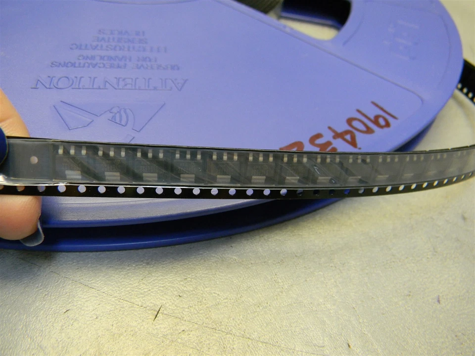 Microchip Technology MCP1703T-3302E/DB Linear Voltage Regulator Reel of 789 - Image 4 of 4