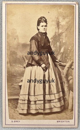 CDV LADY SONNENSCHIRM MÜTZE HUT VON GREY BRIGHTON STUDIO HOLZZAUN PROP MODE