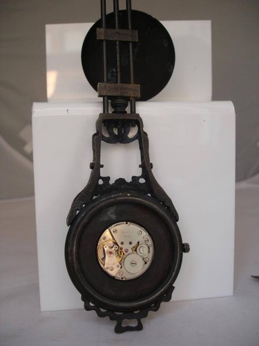 Reloj péndulo. Metal pavonado. Esfera color. Carga manual. 17 gemas. Años 70 - Imagen 6 de 7