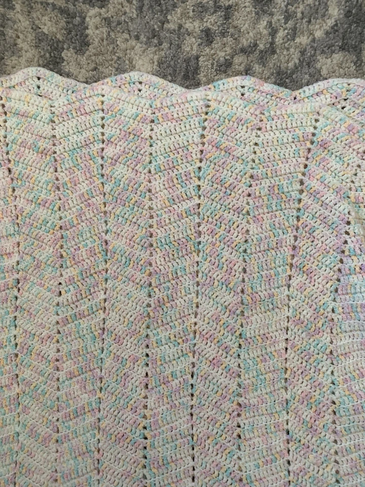 Acogedora manta bebé punto tamaño: 45"x45" hecha a mano colores claros Foto 3 de 3