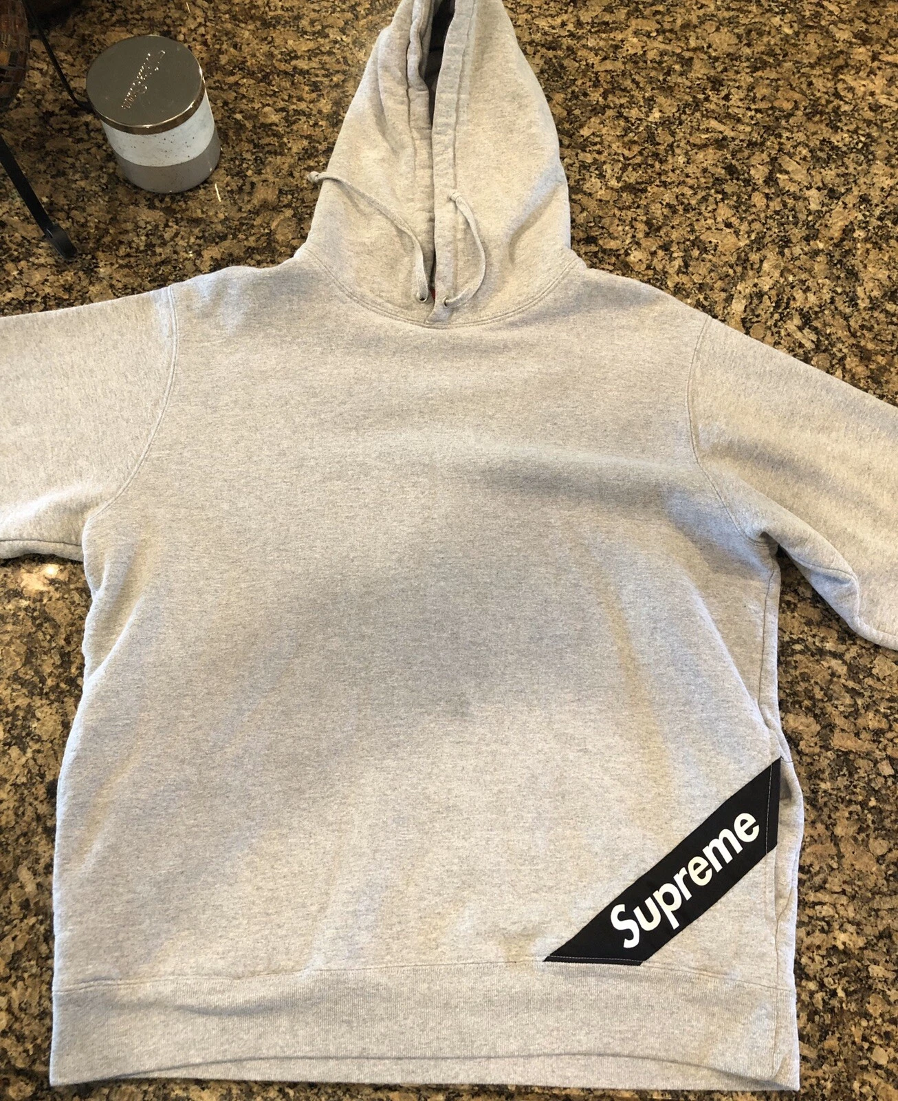 SWEAT SHIRT À CAPUCHE SUPREME « ÉTIQUETTE D'ANGLE » GRIS