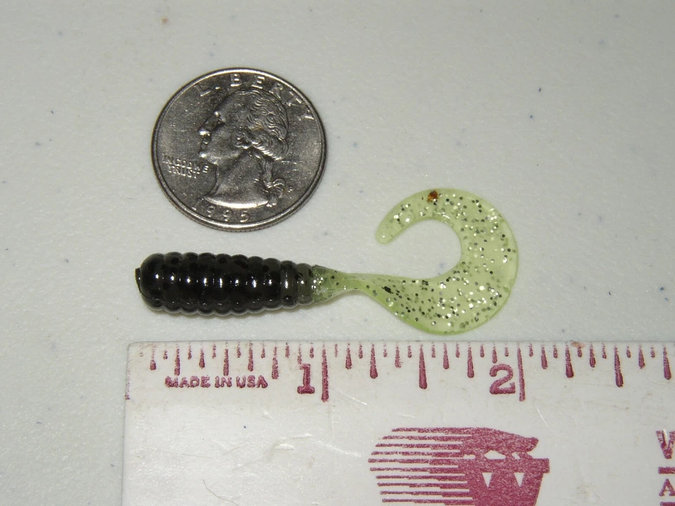 2 " CURL TAIL GRUB in SMOKE/CHARTREUSE GLITTER color QTY 25 Foto 2 de 2