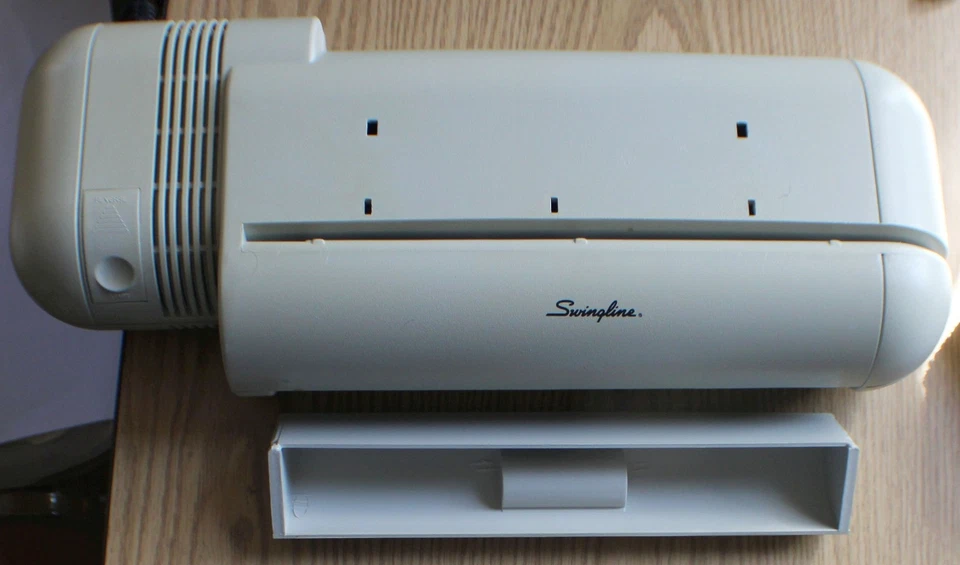 Perforadora eléctrica ACCO Swingline modelo 525 3 agujeros capacidad 20 hojas, sin guía de papel Foto 2 de 4