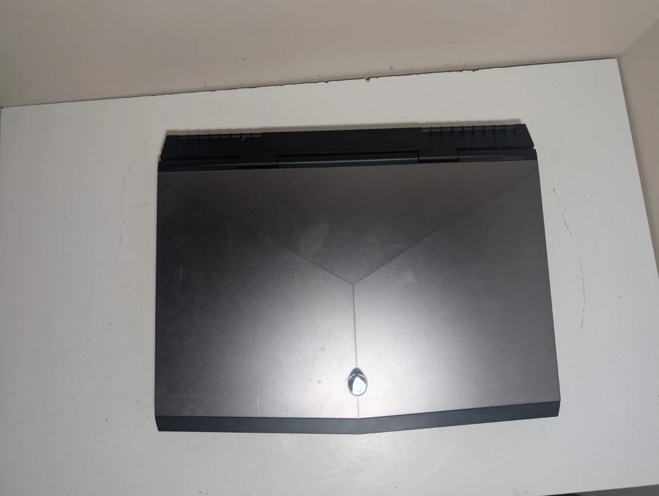 Alienware 17 R4 i7-7700HQ 2,8 GHz 16 GB RAM 128 GB SSD Nvidia GTX 1060 Foto 3 de 4