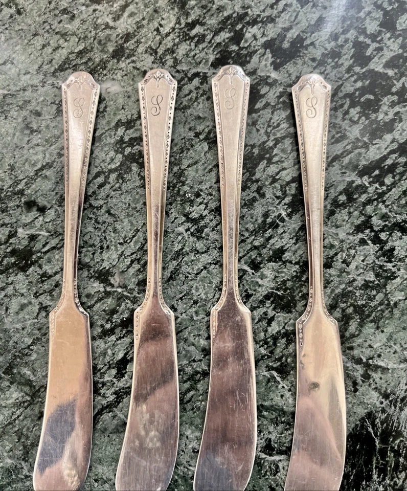 4 cuchillos de mantequilla enchapados Tudor con monograma Foto 2 de 4