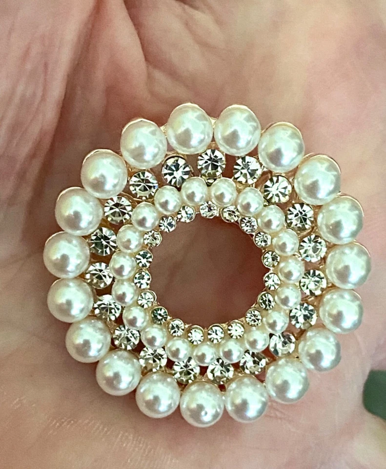 含圆形珍珠和水钻胸针盒 — 第 4/4 张图片