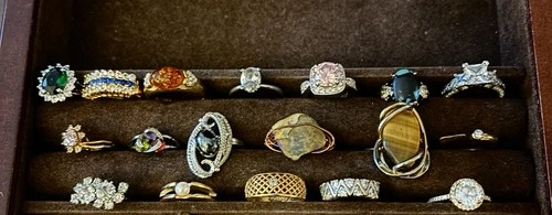 Vintage Costume Jewelry Rings 18 Piece Set Size 6-7 Gold And Silver Tone.
