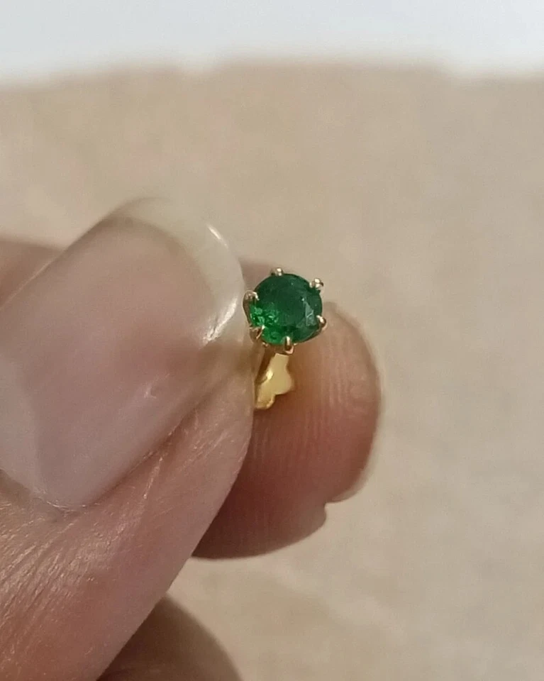 Preciosa esmeralda natural de oro amarillo de 18 k con tachuelas para hombre Foto 2 de 4