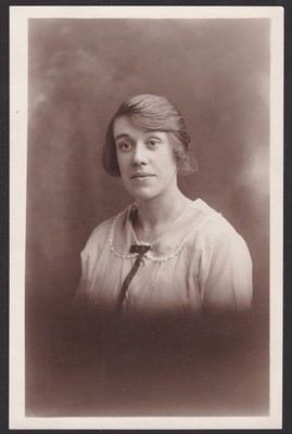 Zwei antike RPPC Studio Fotos von Lady - Kenworthy's Studio Oldham & Rochdale