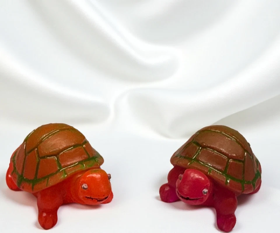 Un par de tortugas que brillan en la oscuridad hechas a mano tortugas de resina pequeñas y divertidas tortugas brillantes Foto 3 de 4