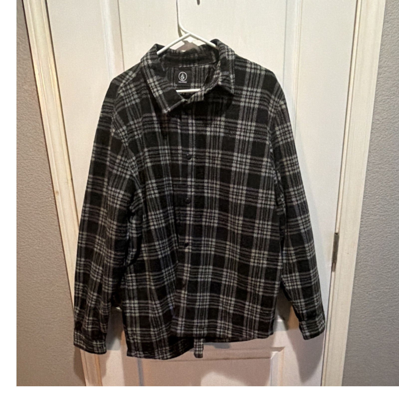 Volcom Men's Plaid Shirt Jacket XL Black Gray Logo Lined Collared Pockets