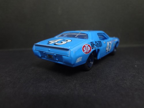 Johnny Lightning 1972 Plymouth Road Runner #43 Richard Petty Stock car - Loose - Picture 9 of 11