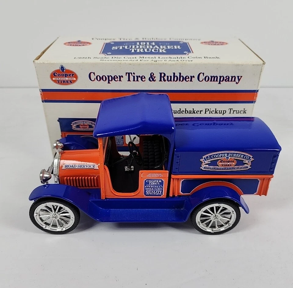 Camioneta pickup Cooper Tires 1914 Studebaker escala 1:25 Coin Bank Liberty Classics Foto 2 de 4