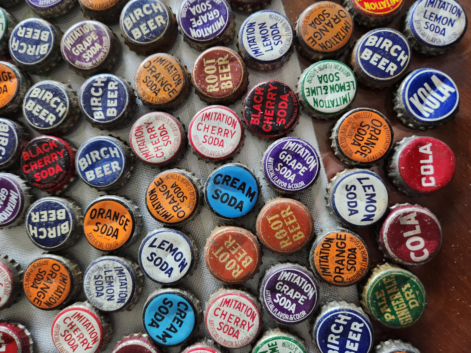 LOT OF 126 VINTAGE CORK LINED BOTTLE CAPS 15 DIFFERENT GENERIC