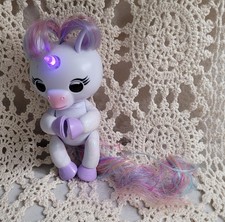 Fingerlings Baby Unicorn - Gigi White with Rainbow Mane and Tail - Interactive