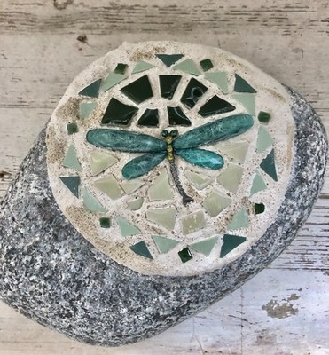 Mosaik auf Naturstein ''Libelle, grün'' handmade Unikat Deko Briefbeschwerer