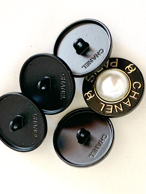 CHANELボタン Chanel buttons set of 5 20 mm White with Crystals CC LOGO +