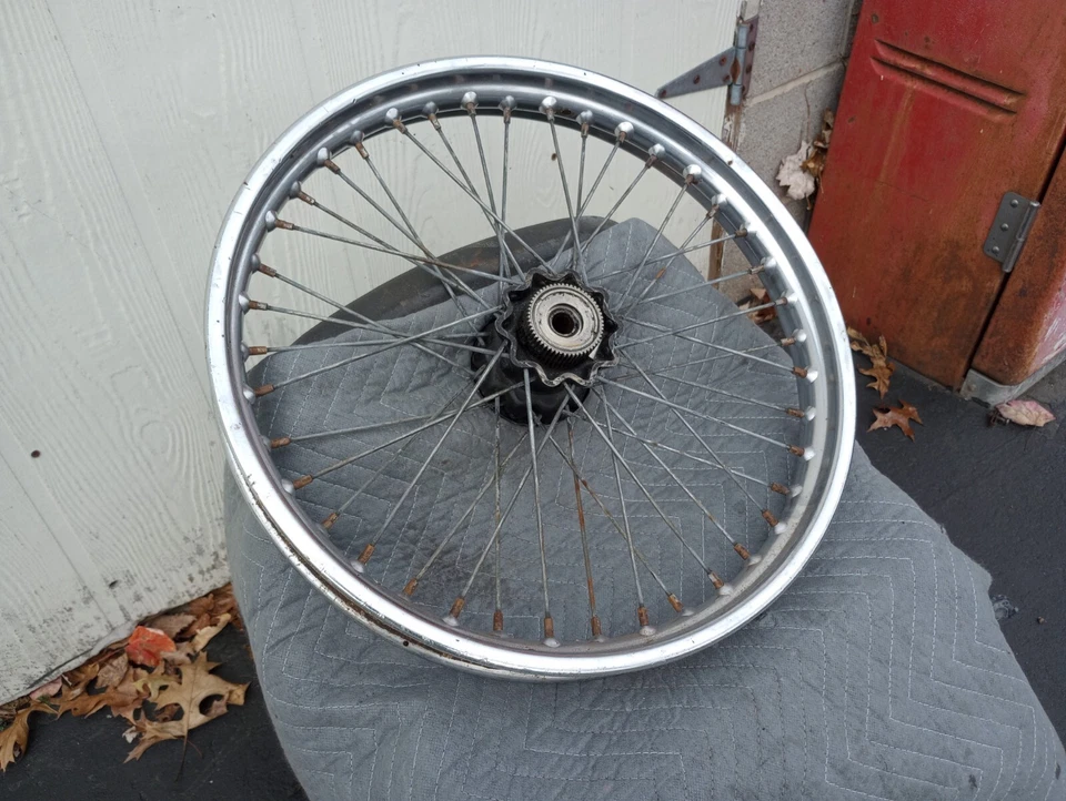 Rueda trasera BSA A10.      Rueda trasera BSA A10 1952  Foto 3 de 4