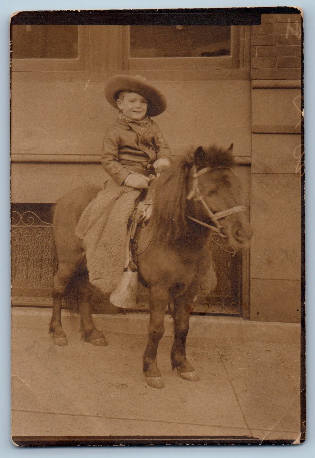 c1905 Bambino con cappello cavalcazione pony RPPC foto cartolina antica non spedita