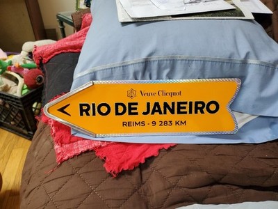 VEUVE CLICQUOT Arrow tin RIO DE JANEIRO Champagne Tin Destination SIGN Only