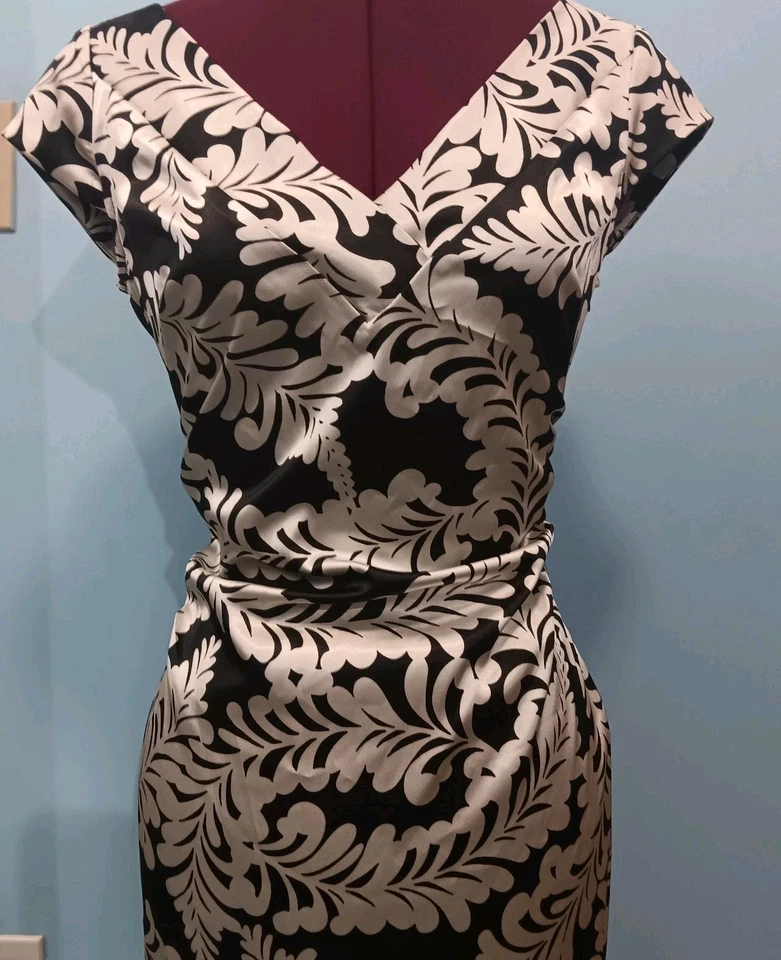 Vestido Maggy London Negro/Blanco Elastizado Doble Ancho Escote en V Acanalado Satén 8 Foto 2 de 4