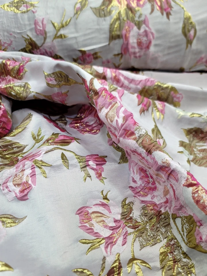 Tela brocada dorada metálica rosa floral rosas vendida por yarda para decoración de vestido Foto 3 de 4