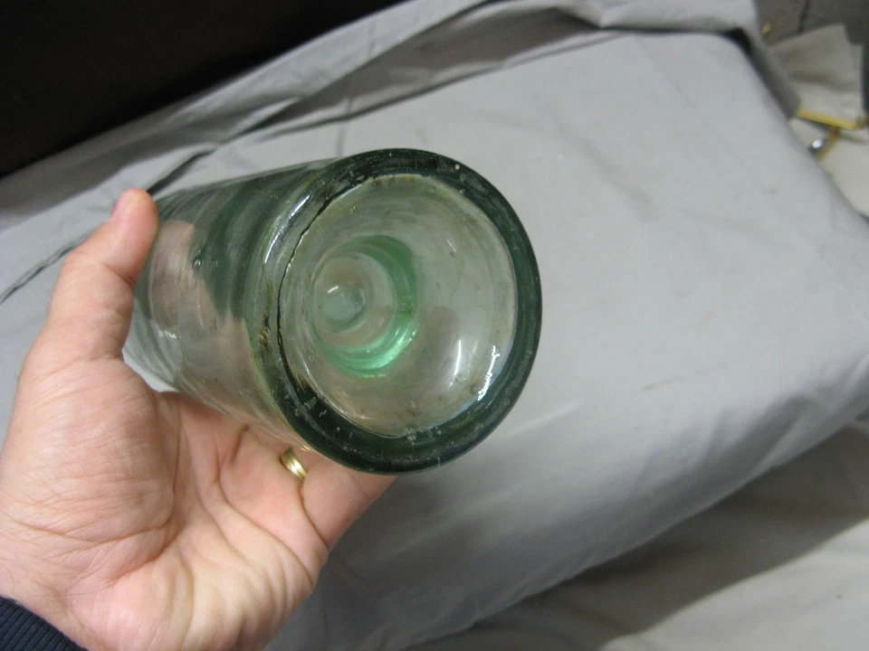 Ancienne bouteille en verre soufflé – vert d’eau clair – XIXe siècle ? – 29,5 cm - Photo 4/4