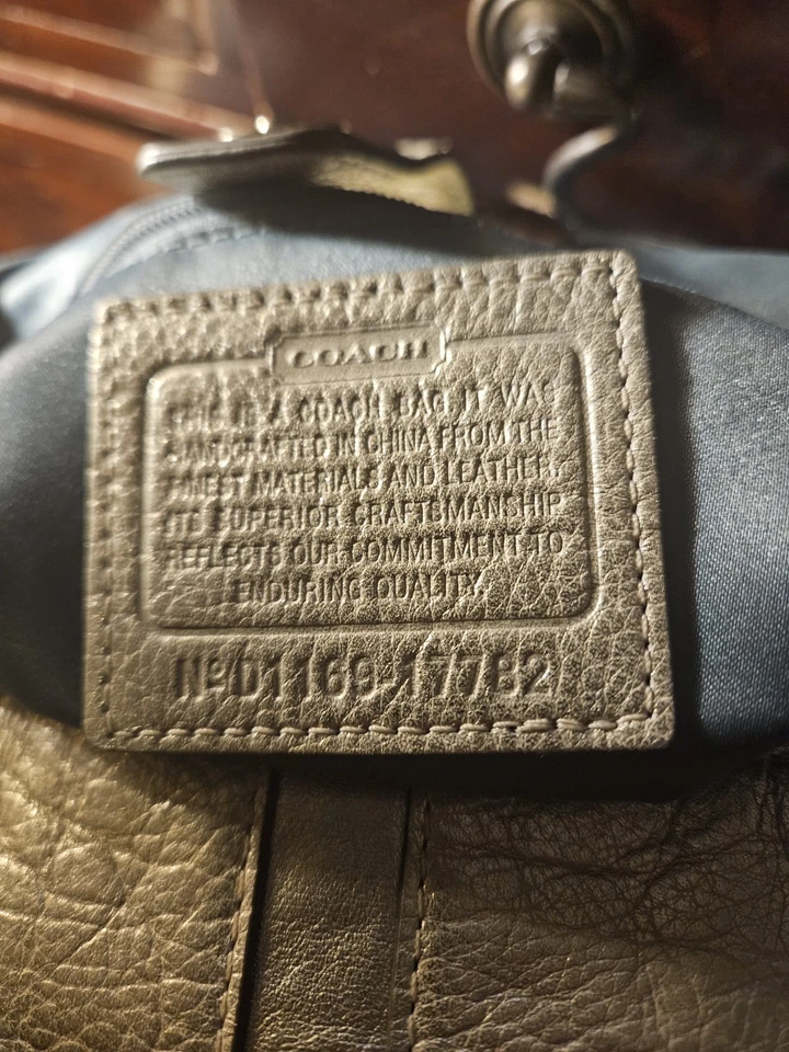 Bolso de hombro Coach 17782 Chelsea insignia de cuero dorado con solapa de pasador Foto 4 de 4