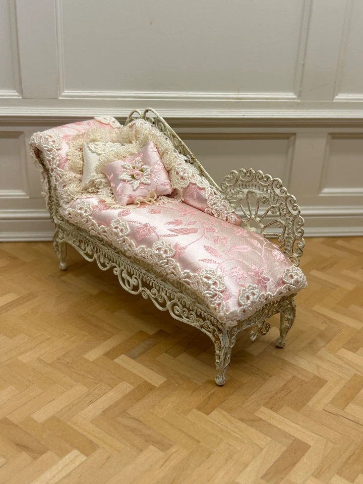 Casa de muñecas miniatura artista Serena Johnson fabulosa chaise lounge de mimbre--ESTADO- Foto 2 de 4