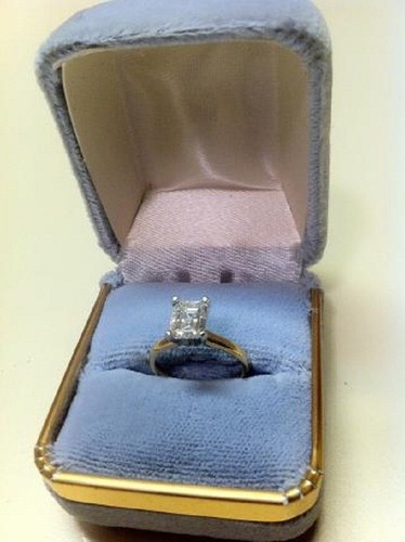 Anello di fidanzamento solitario taglio smeraldo moissanite placcato oro bianco 14 kt 1 CT - Foto 2 di 3