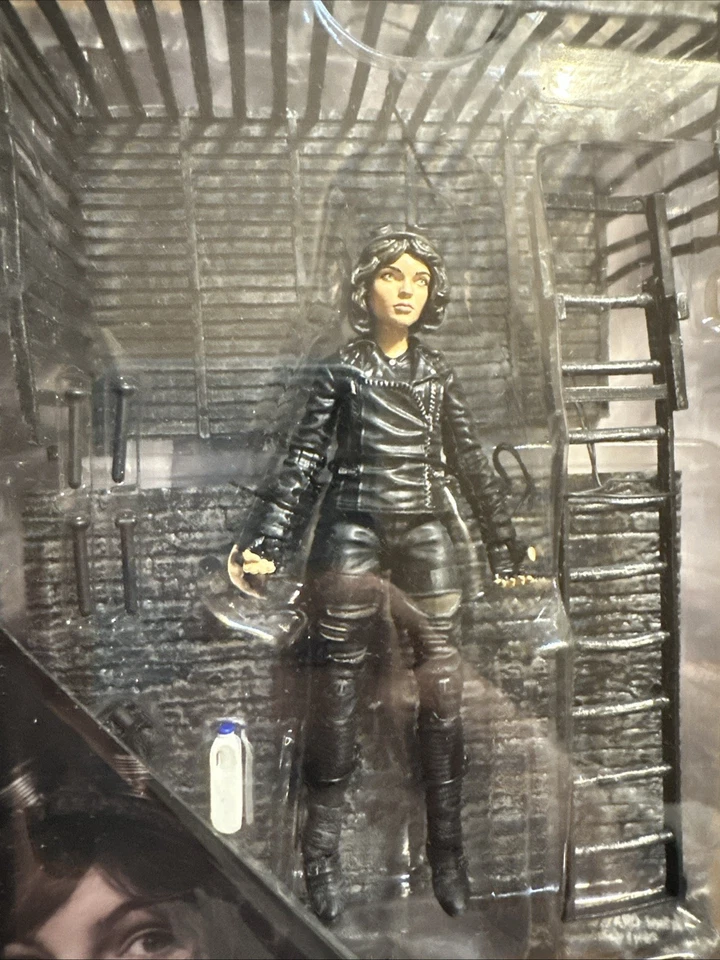 Figura de acción Diamond Select Gotham: Before the Legend Selina Kyle Deluxe + Base Foto 2 de 4