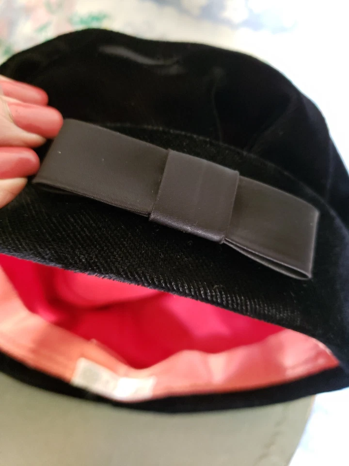 Винтажная черная винтажная дамская бархатная таблеточная коробка 40-х годов отличное состояние товара  - Изображение 4 из 4