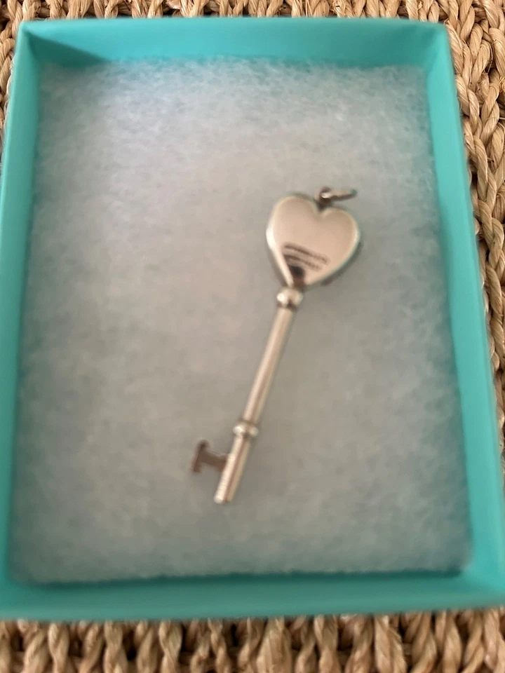 DEFECTUOSO Tiffany Co Plata Corazón Llave Medallón Collar Colgante Charmredu G3D Foto 3 de 3
