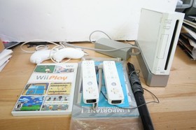 Nintendo Wii  RVL 001 White with 2 controllers and wii play game complete tested