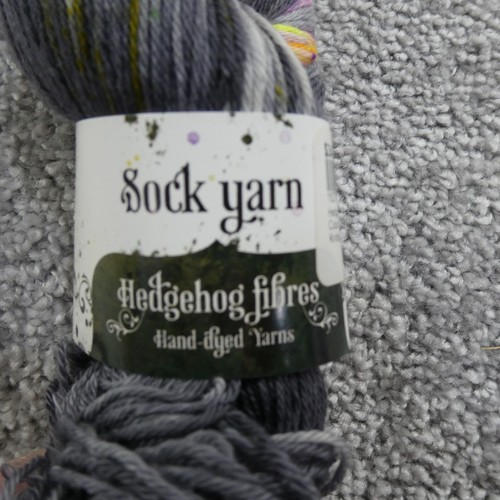 Igelfasern Sockengarn Orakel schwarz rosa gesprenkelt Merino Nylon Hank Fingerling - Bild 5 von 9