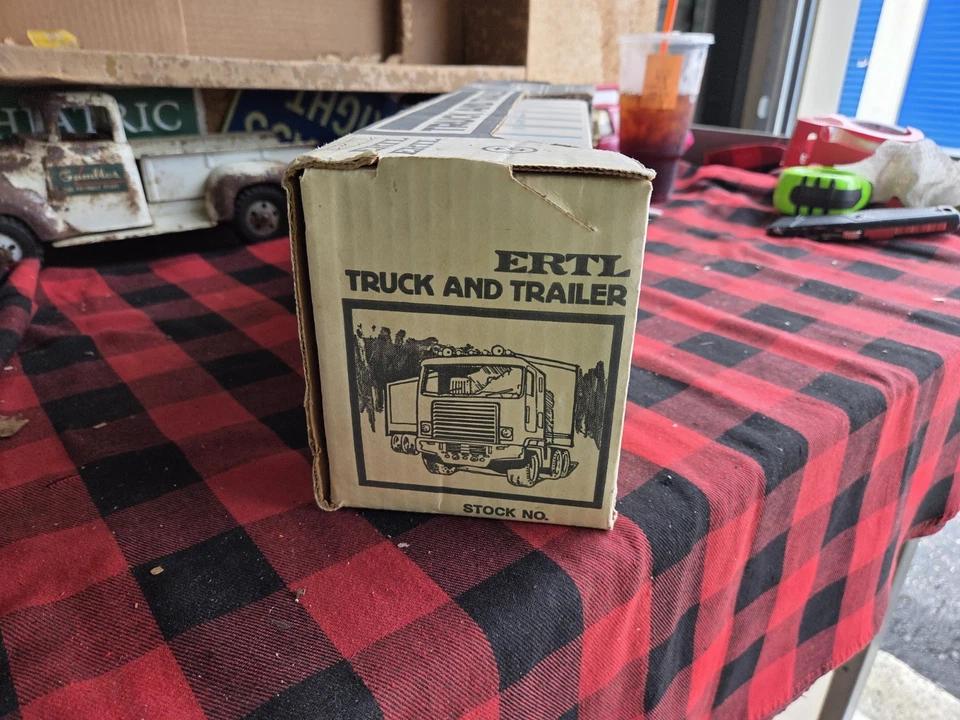 ERTL SAUNDERS SISTEMA DE ARRENDAMIENTO REMOLQUE TRACTOR NUEVO EN CAJA Foto 4 de 4