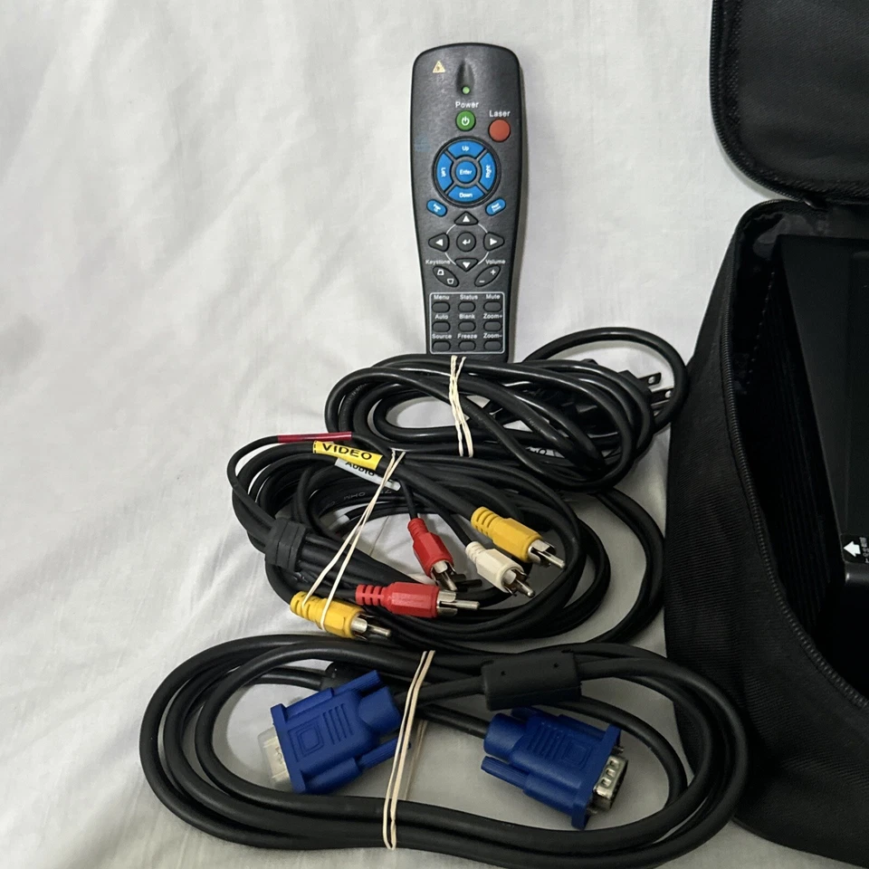 VIVITEK D825MS DLP Projector With Case, Remote, Cables Preowned Tested Works!! - Image 2 of 4