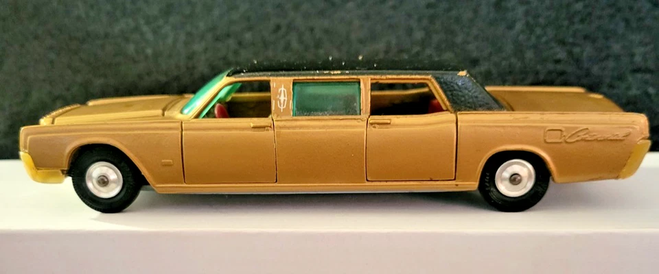 CORGI TOYS   LINCOLN CONTINENTAL PETERSON EXECUTIVE LIMOUSINE #262 - Image 2 of 4