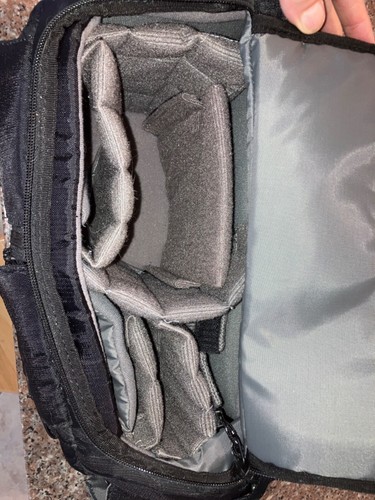 Tenba 15 Slim? Black Nylon Messenger Bag With Camera Insert. - Picture 3 of 3