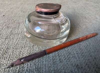 Antikes Glas Tintenfass mit Messing Klappdeckel Tauchfeder Stift O417