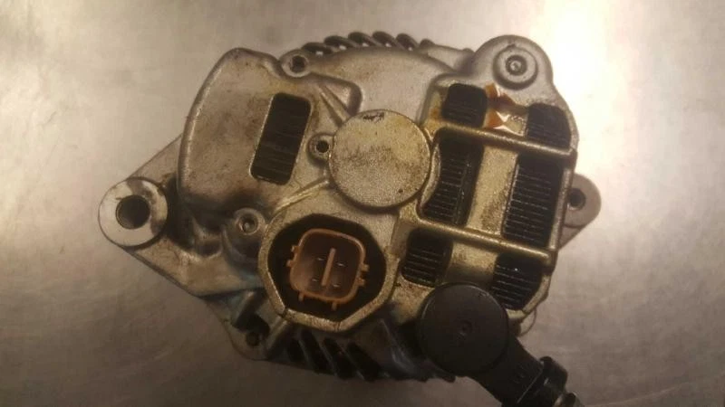 2007-2009 Suzuki SX4 Alternator Assembly (2.0L) OEM Foto 2 de 3