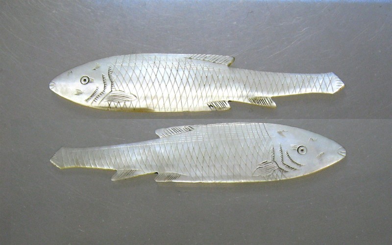 ONE MOTHER OF PEARL GAMING TOKEN____China / Fish (Carp)____62mm____1720-1840 AD