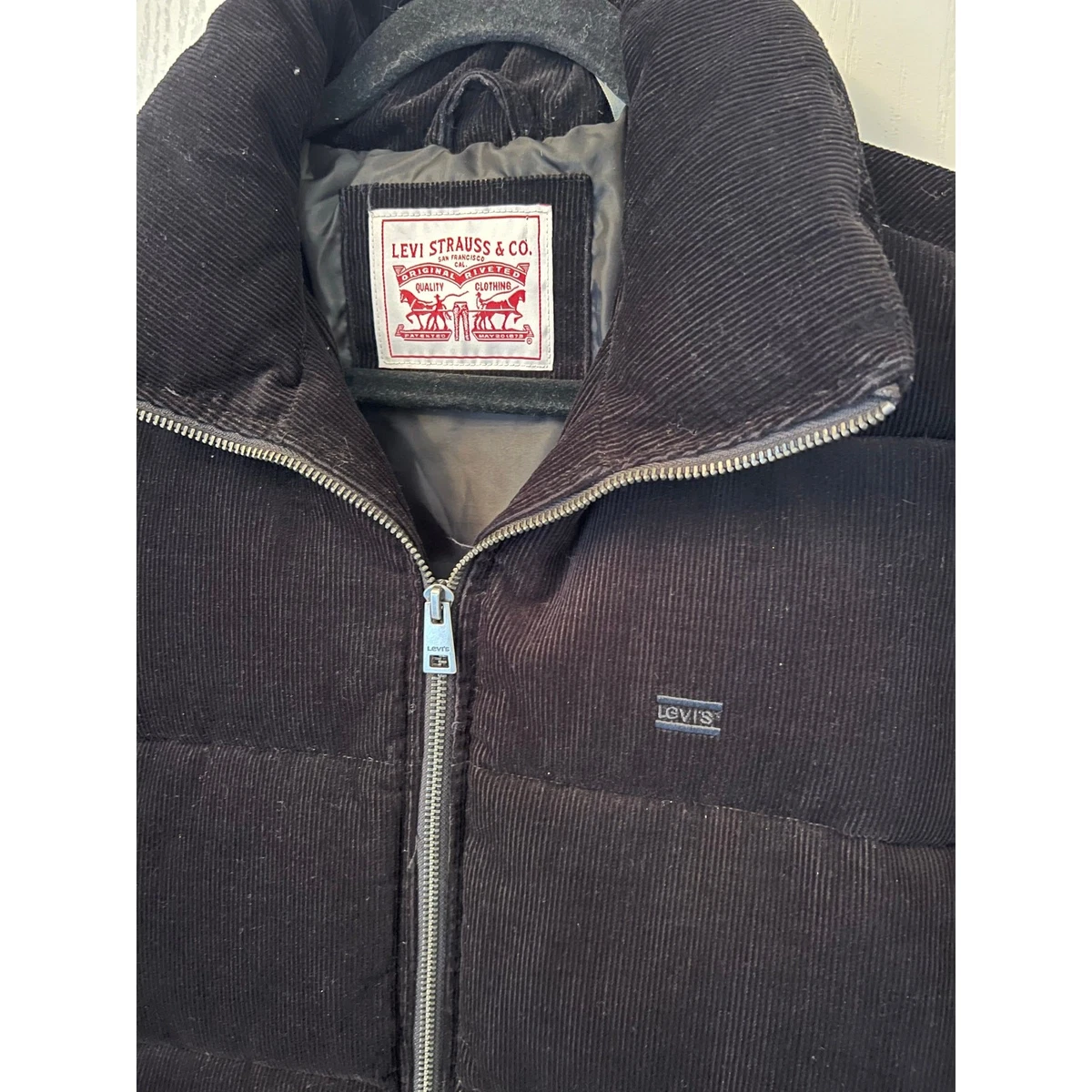 Levi's Corduroy Puffer Jacket . NWOT. Color Black. Unisex Small