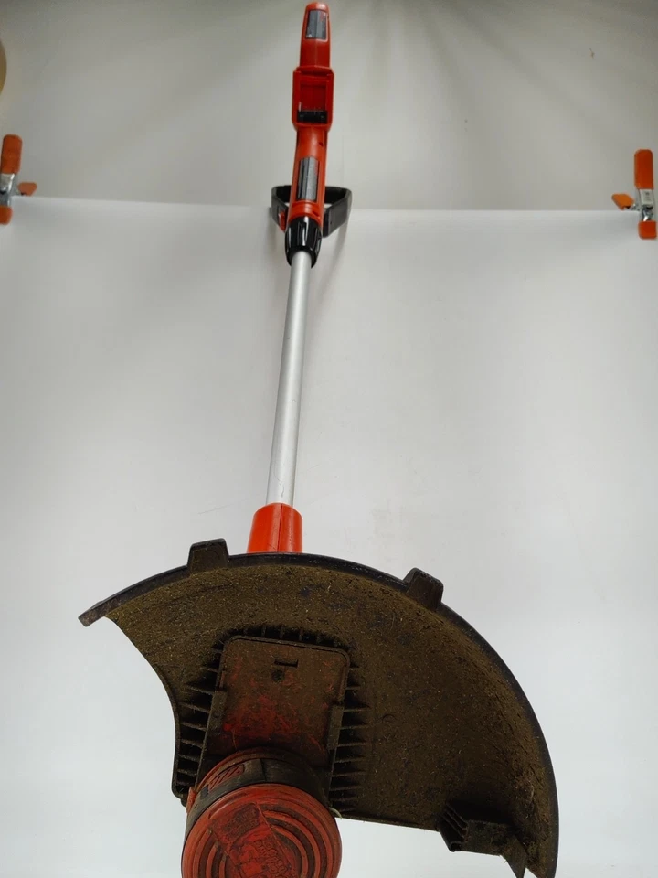 Black and Decker LST220 20-volt 12-in Straight Shaft String Trimmer Works!  - Image 3 of 4