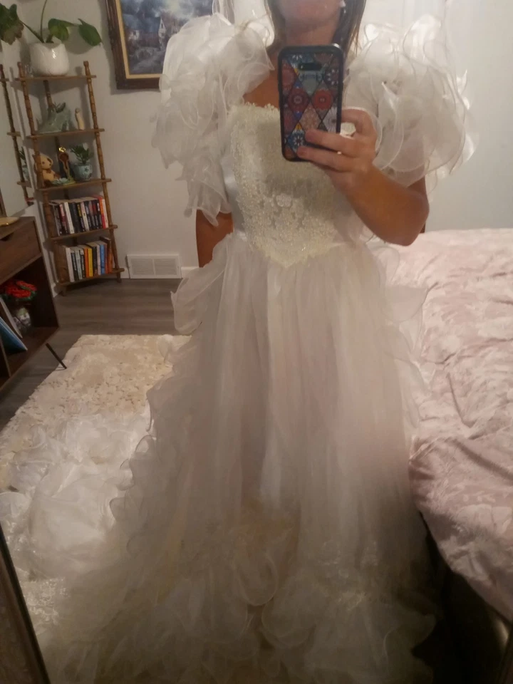  Ruffles Galore Vintage Bridal Wedding Dress Long Train Veil Stunning Princess - Image 2 of 4